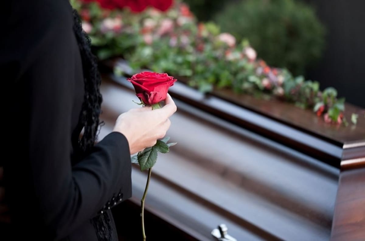 ¡Todo un patán! Hombre sale con mujer que conoció en Tinder y la lleva a un funeral