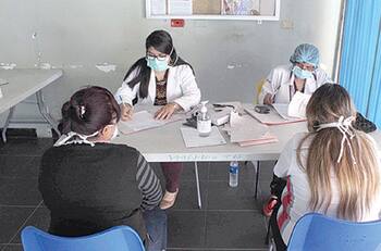 Consultorios y farmacias atienden a jóvenes y niños, principales pacientes con Covid