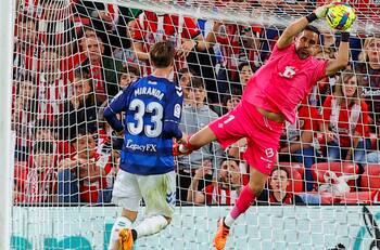 Claudio Bravo renueva por una temporada más en Betis y completará 18 años en el fútbol europeo
