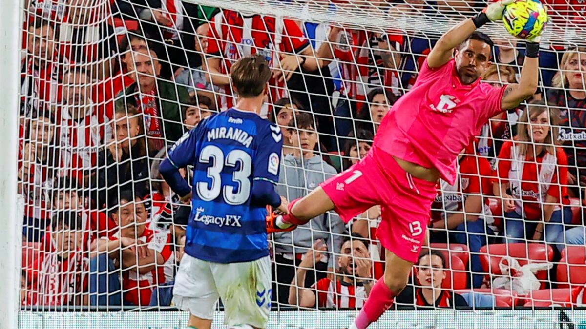 Claudio Bravo renueva por una temporada más en Betis y completará 18 años en el fútbol europeo
