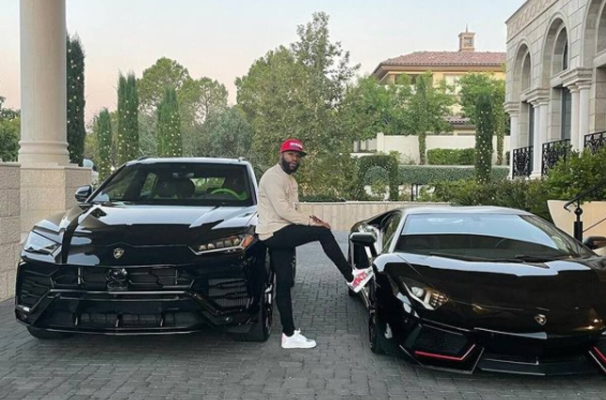 Floyd Mayweather presume su impresionante colección de autos