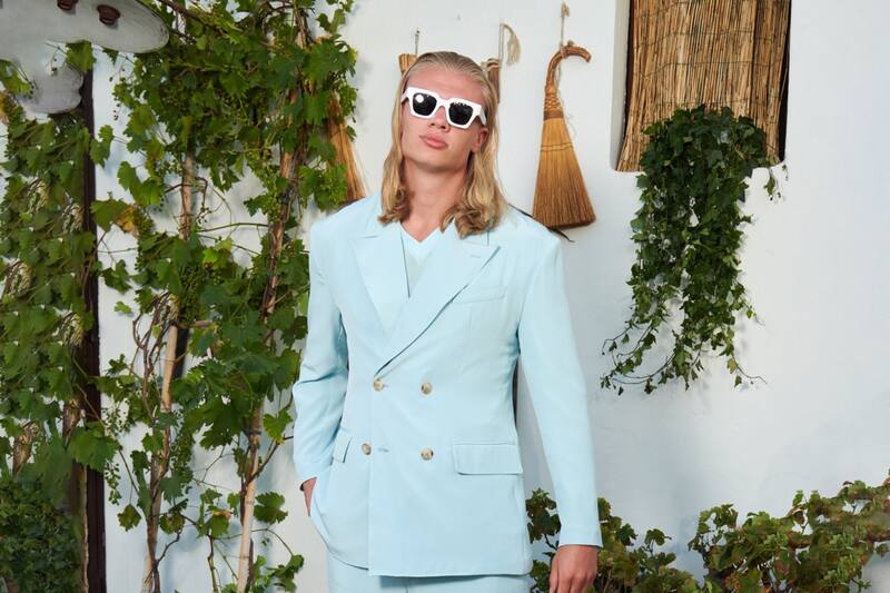 cuenta con una lujosa colección de zapatillas