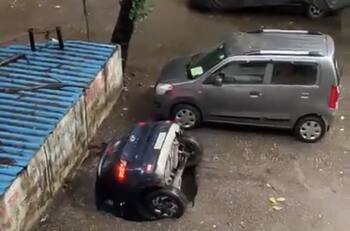 Socavón devora a carro estacionado en la India, tras fuertes lluvias