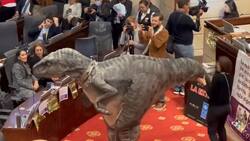 VIDEO | Volvió de la extinción: Dinosaurio aparece en plena sesión del Congreso en Colombia