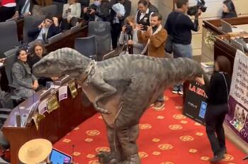 VIDEO | Volvió de la extinción: Dinosaurio aparece en plena sesión del Congreso en Colombia
