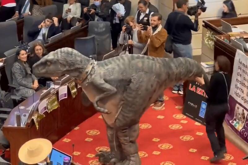 Dinosaurio en pleno Congreso de Colombia.
