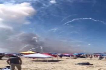 Vídeo: Explota camión de fuegos artificiales en playa de EU