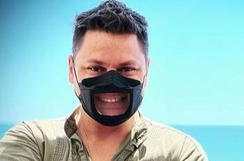 Crean cubrebocas transparente para que personas sordas puedan comunicarse