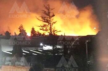 VIDEO: Gran incendio consume bodega de cartón en Chalco, Estado de México