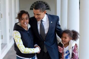 Barack Obama cancela su fiesta de 60 años, pero así lo festeja el mundo entero