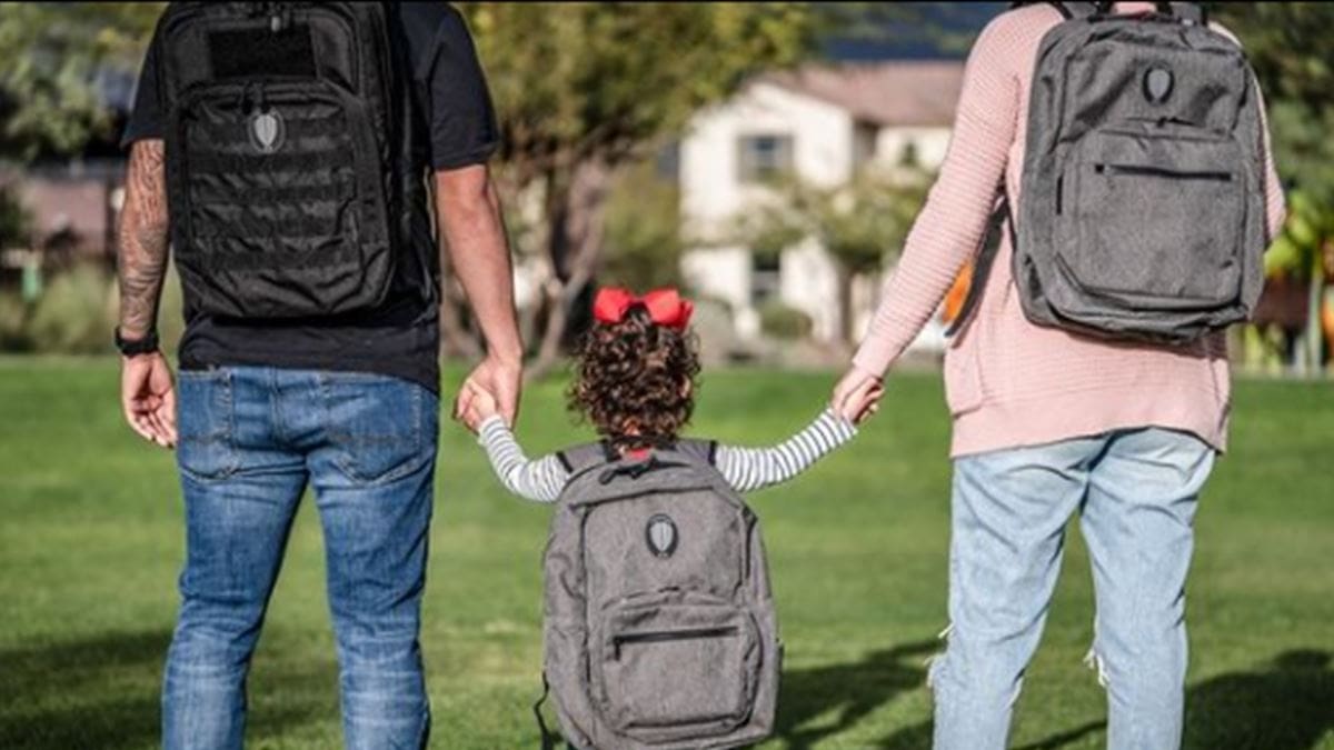 Así son las mochilas que se vuelven chalecos antibalas y que venden en el Costco