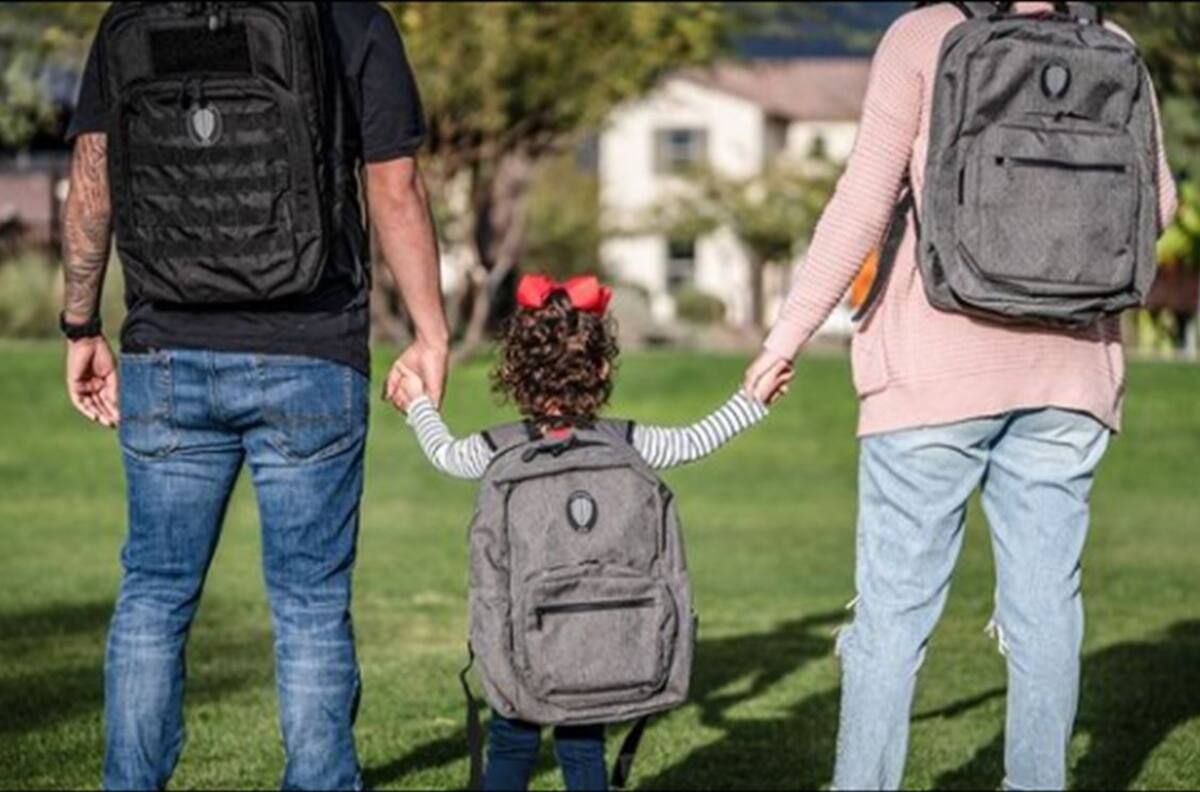 Así son las mochilas que se vuelven chalecos antibalas y que venden en el Costco