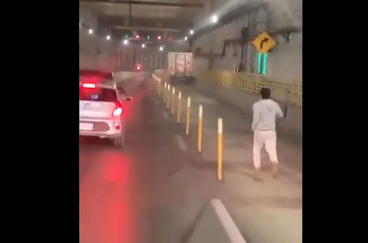 Captan a chofer correr detrás de su camión que avanza sólo en la autopista; se le olvidó poner freno de mano