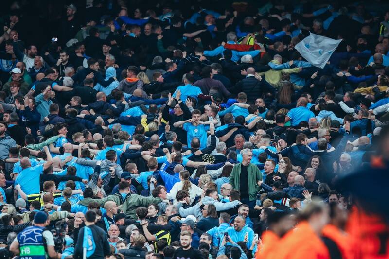 Los hinchas del City hicieron vibrar el Etihad Stadium saltando de espaldas a la cancha