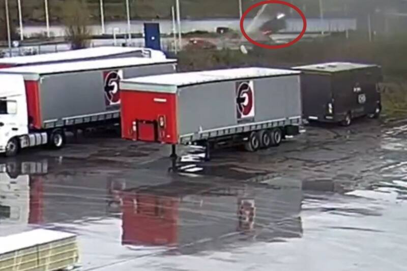 El vehículo del futbolista voló y se estrelló contra un poste.