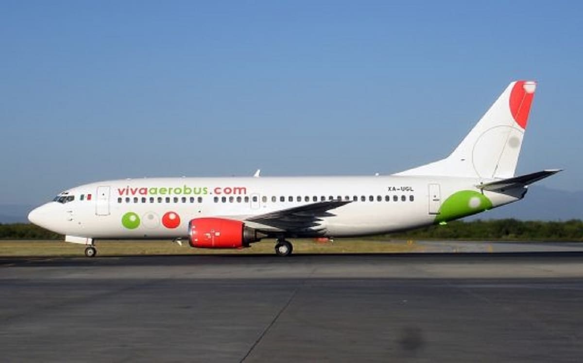 Niño saluda a todos los pasajeros al abordar un avión y se vuelve viral