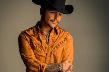 Christian Nodal presume a su mascota, un animal en peligro de extinción, y lo tunden en redes