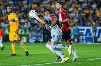 Nahuel Guzmán agrede al ‘Pocho’ Guzmán en el partido entre Tigres y Chivas