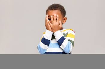 Niño es avergonzado por maestra al pegarle el cubrebocas en la cara