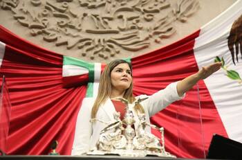 VIDEO: Diputada ignora a mamá que se le hinca implorando ayuda para su hijo que tiene cáncer