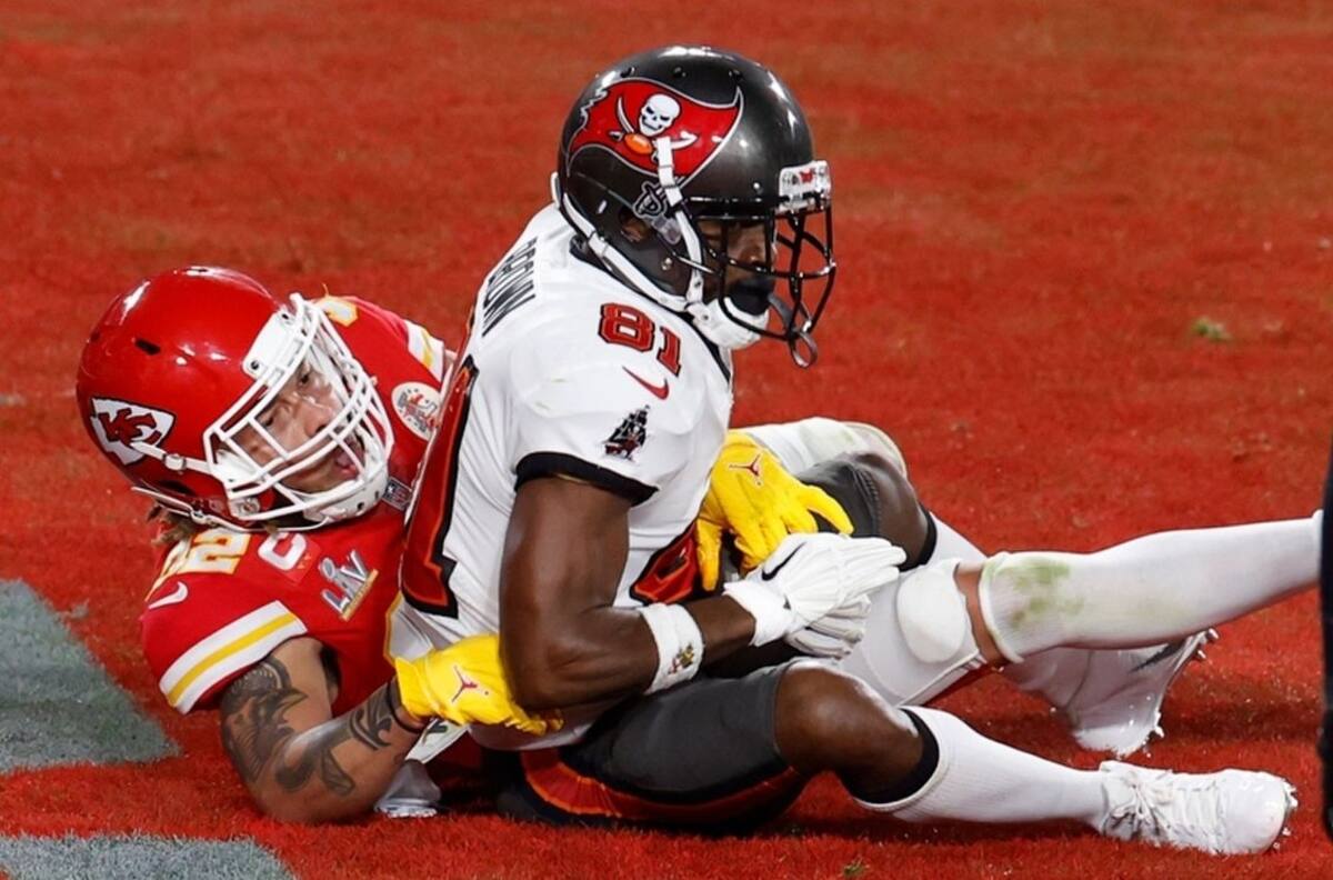 Buccaneers separan a Brown tras ser acusado de falsificar su tarjeta de Covid