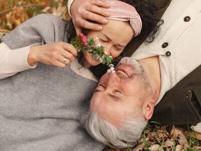 Estos hábitos dañan la salud de las personas mayores de 60 años