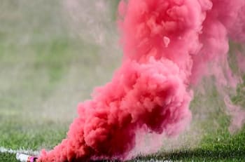 VIDEO | ¿En Europa no pasa? Clásico de Países Bajos se suspende al minuto por fuegos artificiales