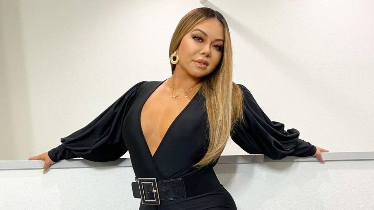 Chiquis Rivera se ve deslumbrante en blazer neón, lista para los Premios Juventud