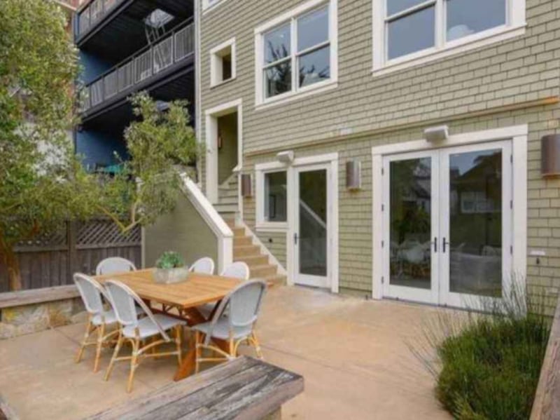 La casa cuenta con 586 metros cuadrados, cinco dormitorios, suelo de madera y una terraza de madera donde se puede ver la bahía de San Francisco.