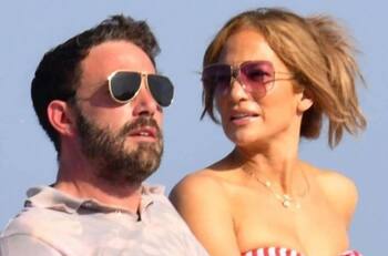JLo y Ben Affleck siguen festejando, fueron captados en un yate en Italia
