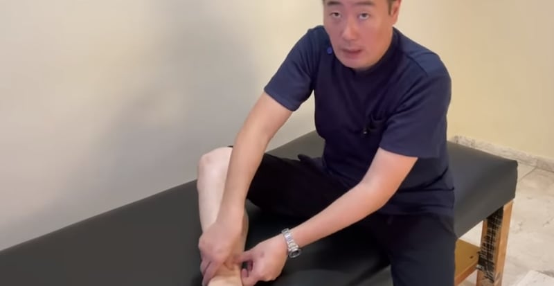 Hombre masajeando sus piernas
