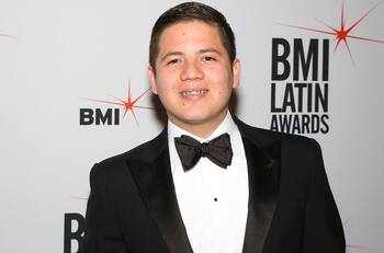 El cantante Remmy Valenzuela golpea brutalmente a su primo y a una joven que termina en el hospital