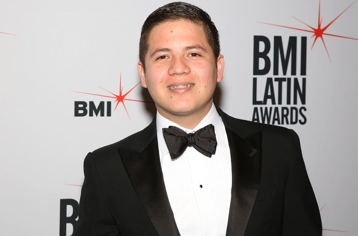 El cantante Remmy Valenzuela golpea brutalmente a su primo y a una joven que termina en el hospital