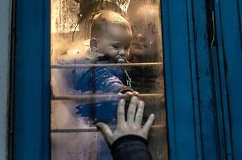 Familias huyen de la guerra: La historia detrás de la emotiva fotografía viral