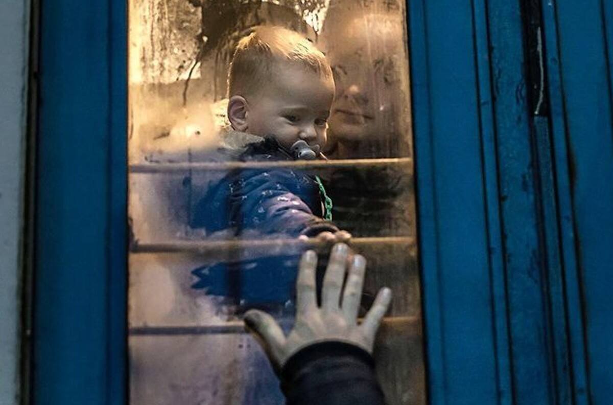 Familias huyen de la guerra: La historia detrás de la emotiva fotografía viral
