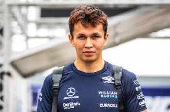 Alex Albon reveló porque sigue teniendo comunicación con Helmut Mako y Christian Horner