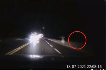 Video: ¿Un fantasma? Captan a mujer corriendo de noche en la carretera Saltillo-Torreón
