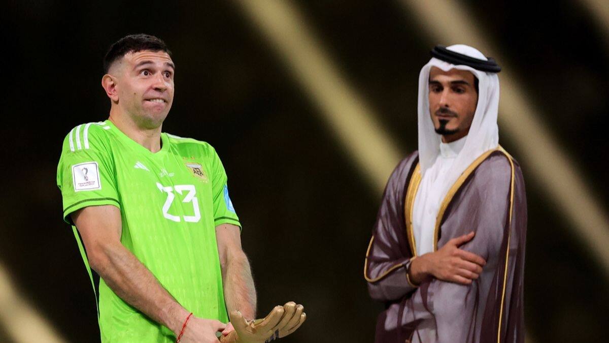 Festejo del ‘Dibu’ Martínez en el Mundial de Qatar 2022 ahora causa estragos en el Aston Villa