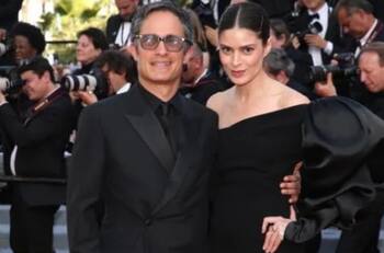 Gael García y Fer Aragonés le dan la bienvenida a la cigüeña