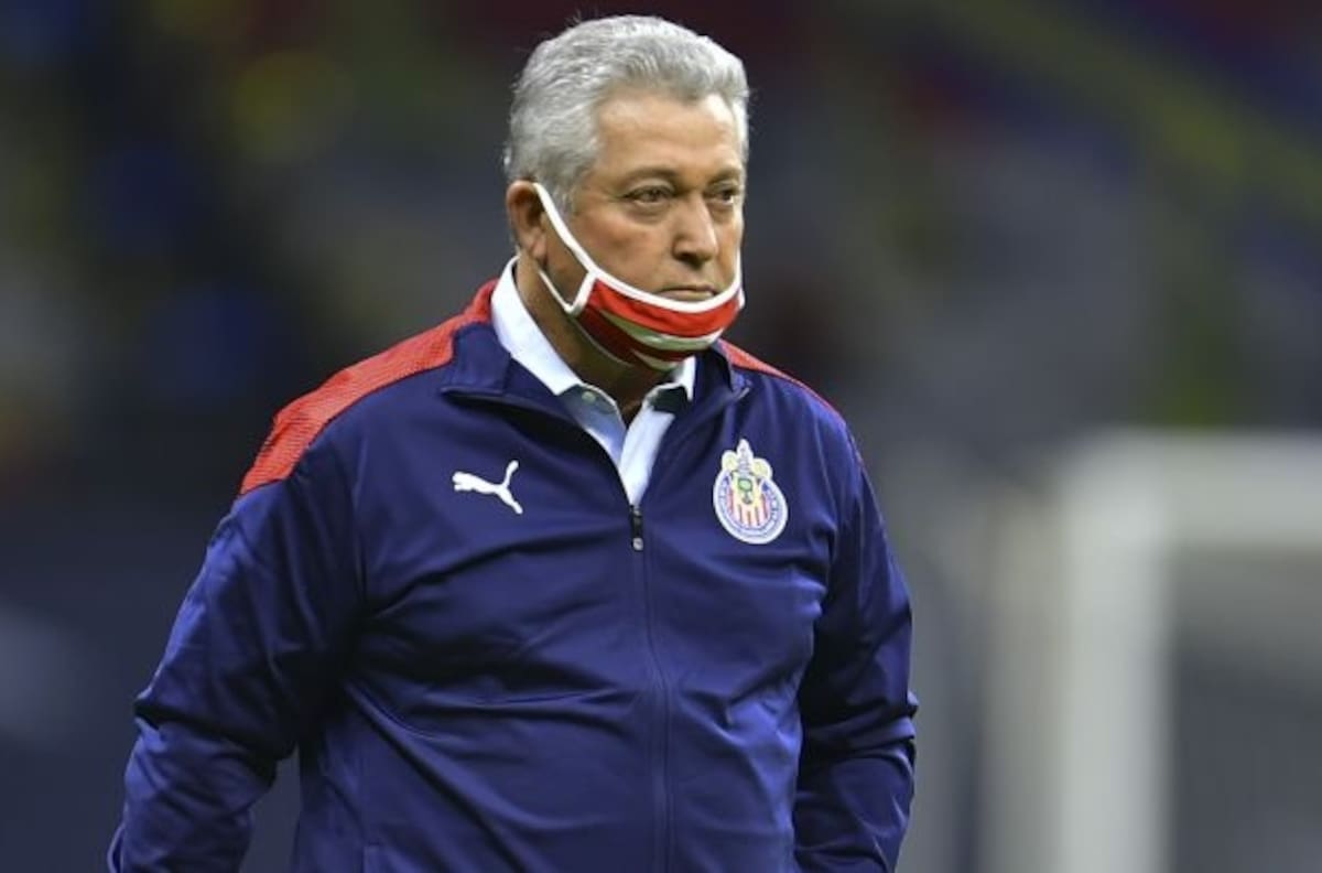 La afición de Chivas estalló contra Amaury Vergara y así le pidieron la renuncia de Vucetich