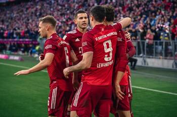 Presidente de honor del Bayern arremete contra el PSG y el City: “Su dinero de mierda”