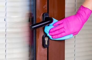 Toma asiento antes de descubrir por qué cada vez más gente rocía vinagre en sus puertas