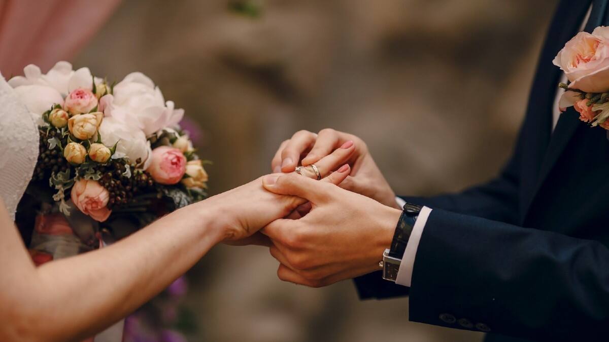 Fotógrafa borra las fotos de una boda porque los novios la maltrataron durante el evento