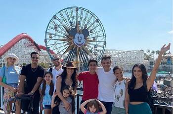 De viaje con los Derbez… y ¿la novia de Vadhir?