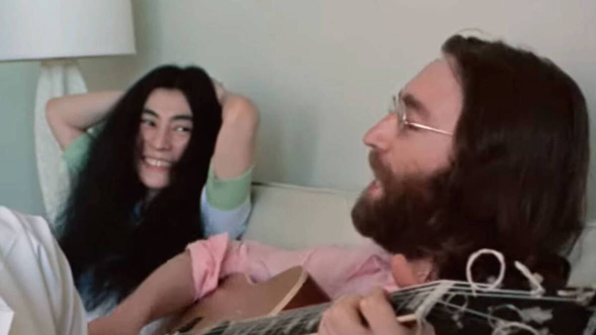 Sale a la luz un video inédito de John Lennon y Yoko Ono cantando “Give Peace a Chance”