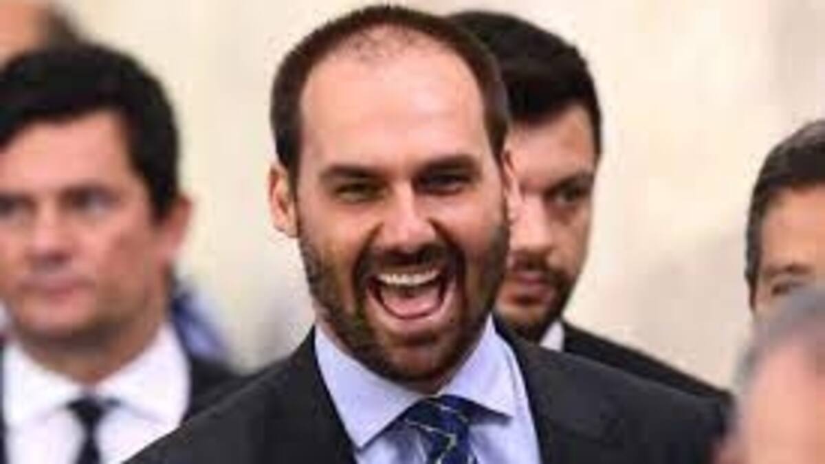 "¡Métansela en el culo!", dijo hijo de Bolsonaro refiriéndose a la mascarilla cuando le preguntaron por qué no lo usa