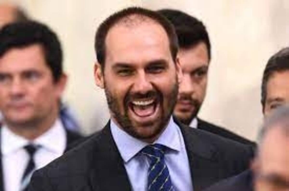 "¡Métansela en el culo!", dijo hijo de Bolsonaro refiriéndose a la mascarilla cuando le preguntaron por qué no lo usa