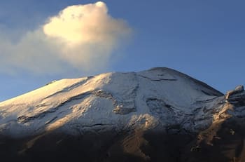 Así se vio la explosión del Popocatépetl, misma que causó la suspensión de todos los vuelos en Puebla