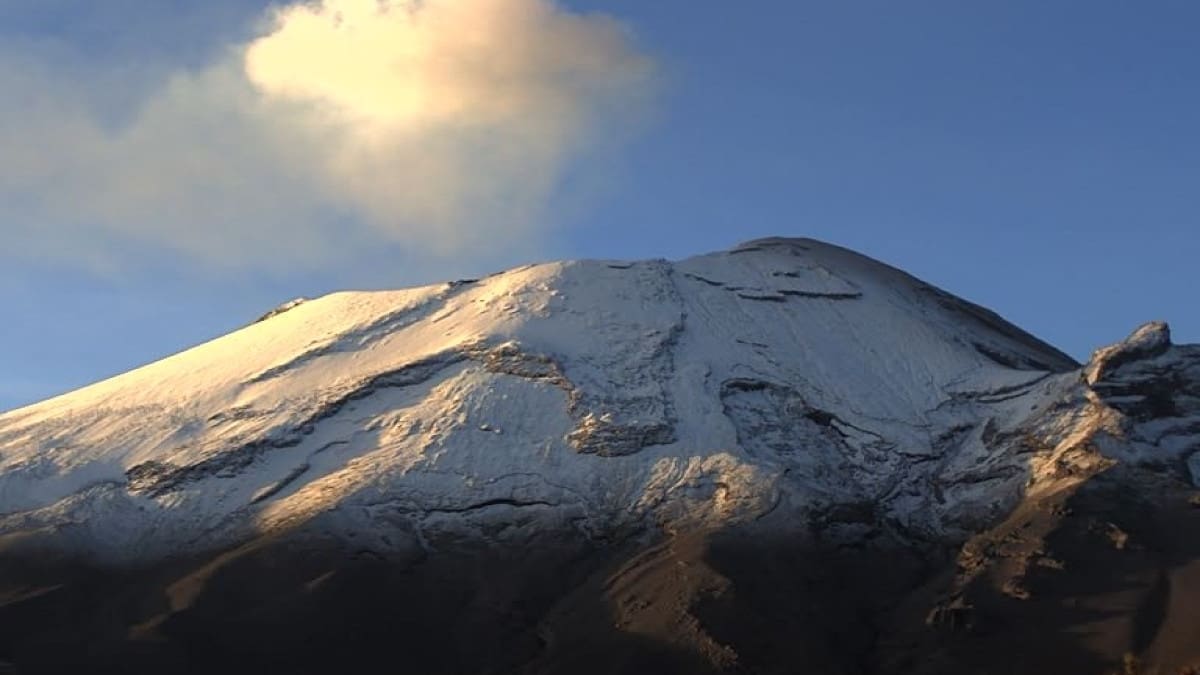 Así se vio la explosión del Popocatépetl, misma que causó la suspensión de todos los vuelos en Puebla