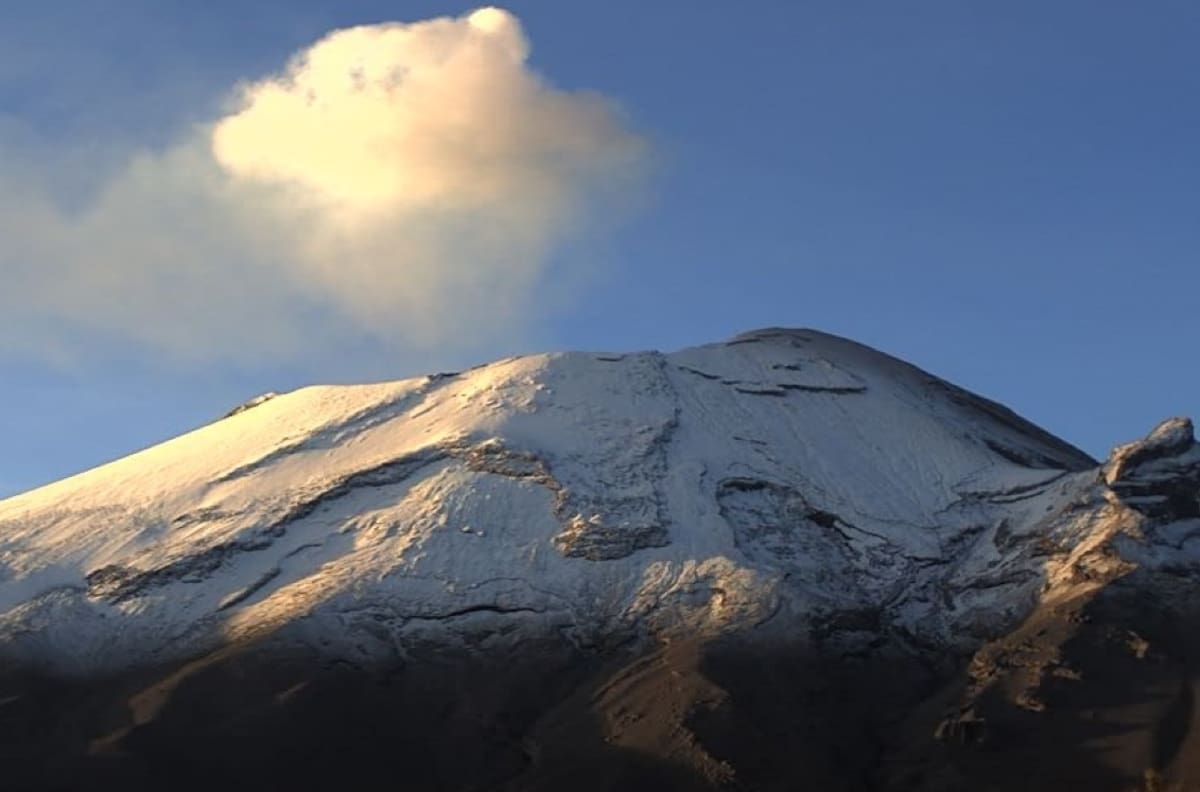 Así se vio la explosión del Popocatépetl, misma que causó la suspensión de todos los vuelos en Puebla